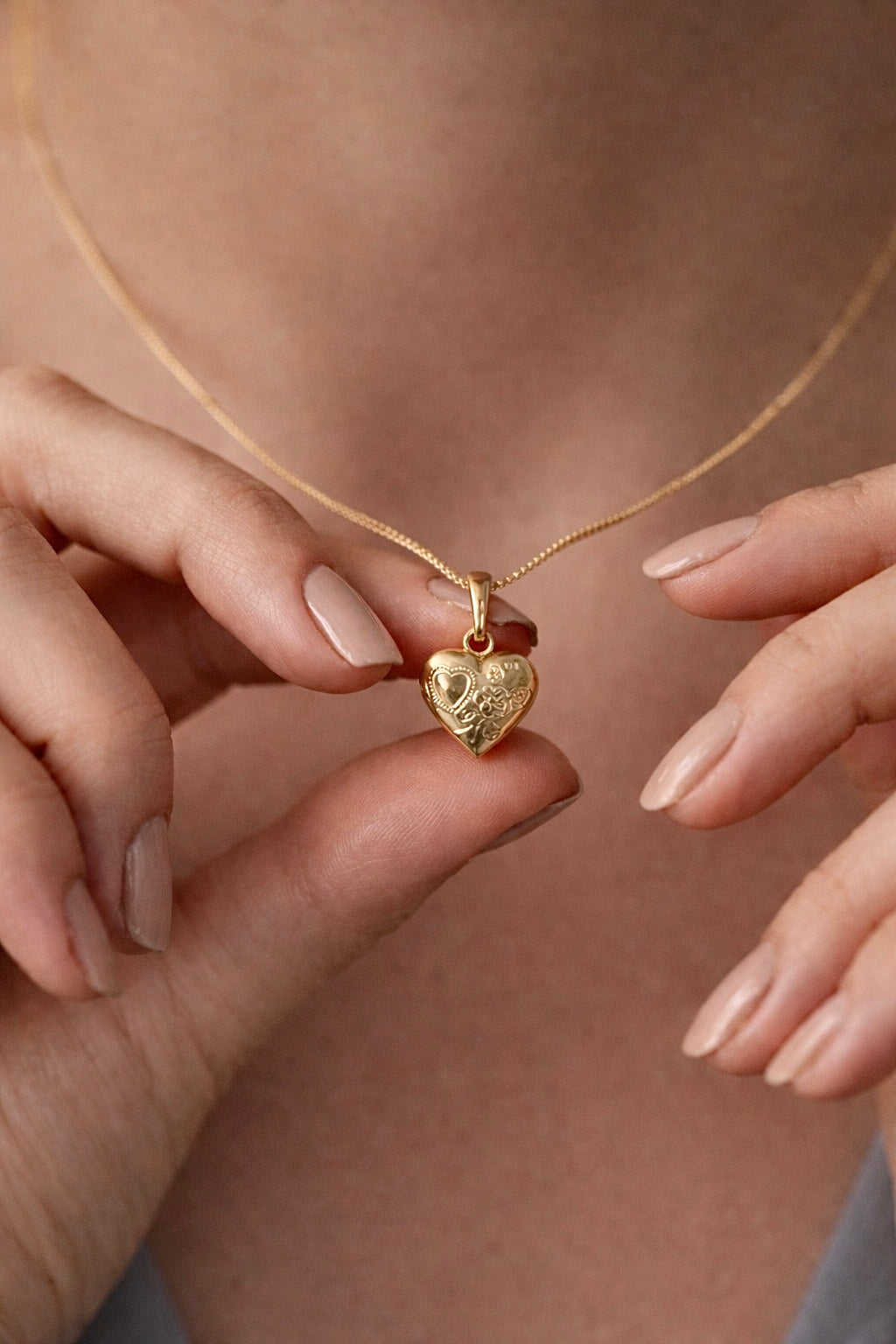 Colar Coração Guardado semijoia banhado a ouro com pingente coração e anjo gravado em relevo – Liáh Joia Cristã