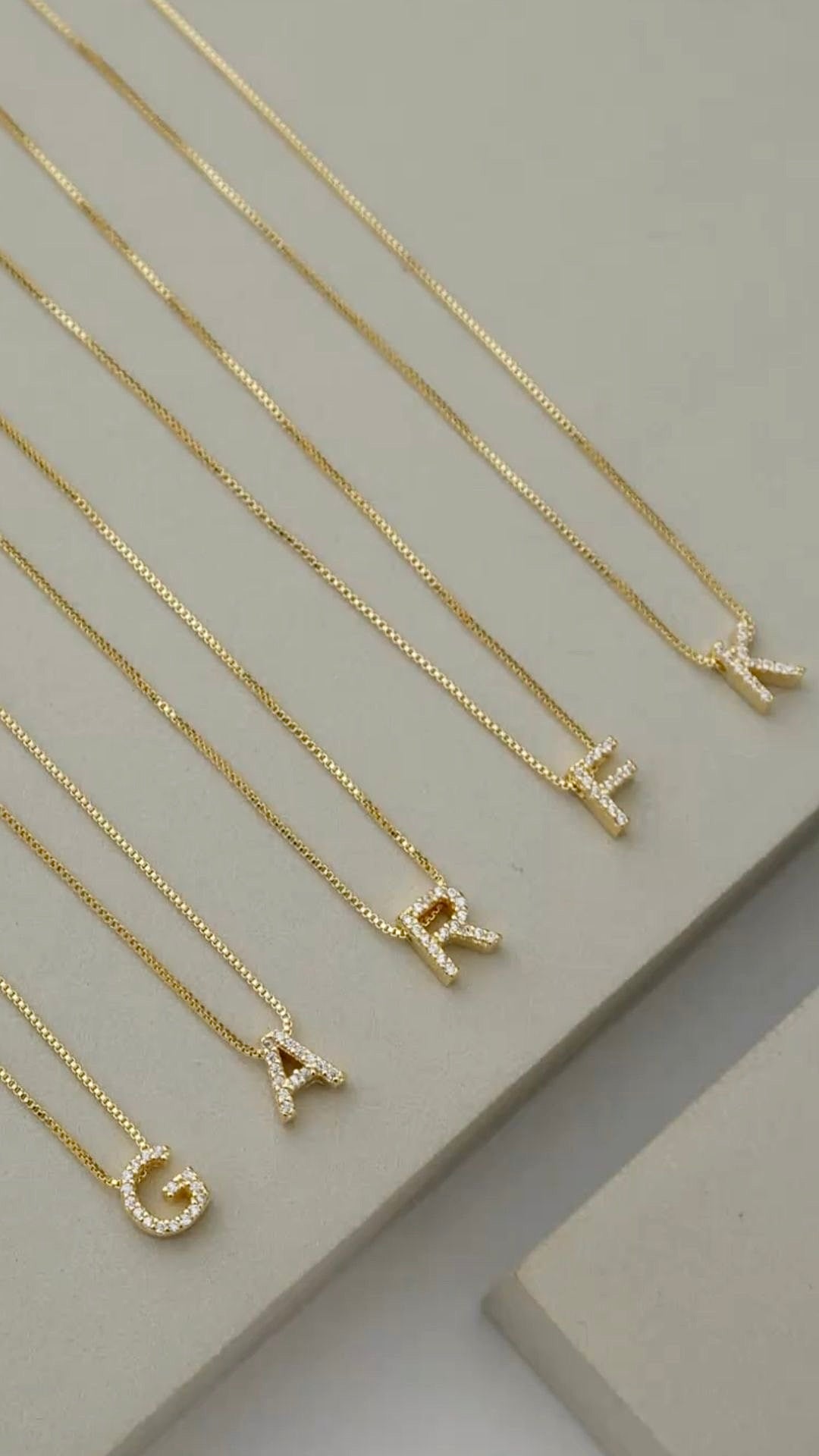 Colar Identidade Dourado semijoia banhado a ouro com pingente letra inicial cravejada de zircônias – Liáh Joia Cristã