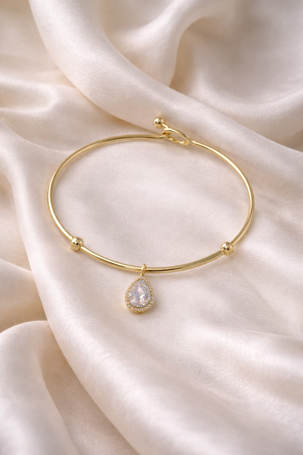 Pulseira Luz semijoia banhada a ouro com corrente delicada e acabamento dourado – Liáh Joia Cristã
