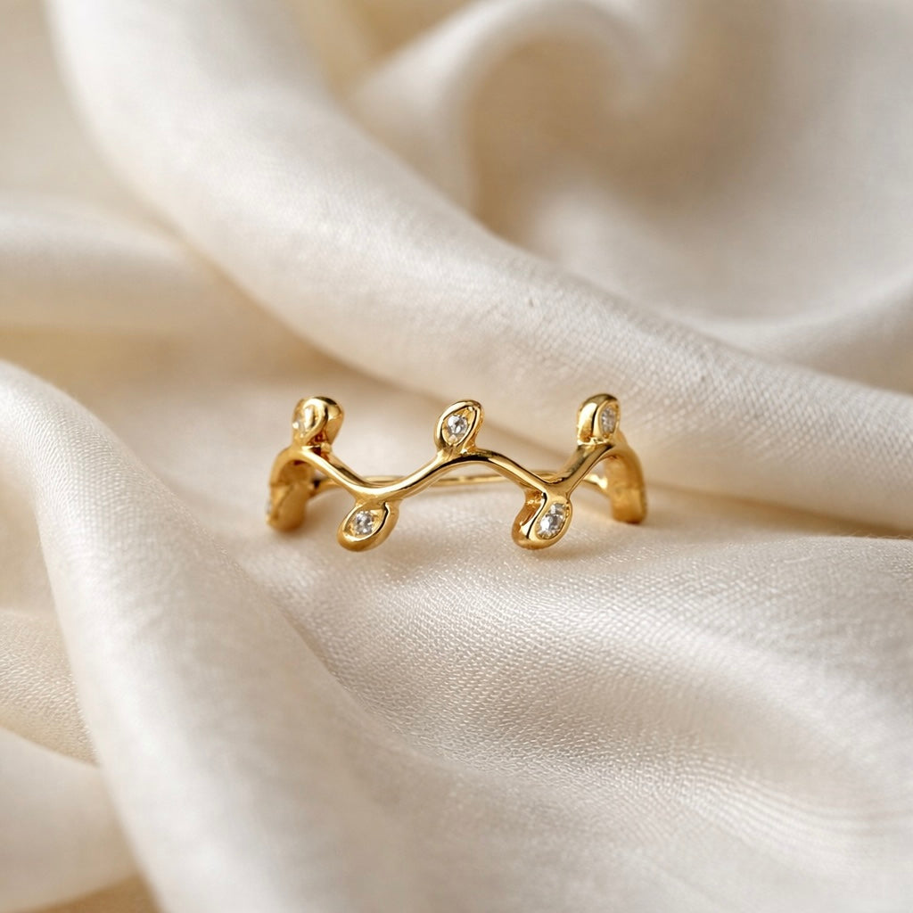 Anel Figueira semijoia banhado a ouro com design de folhas e zircônias transparentes – Liáh Joia Cristã