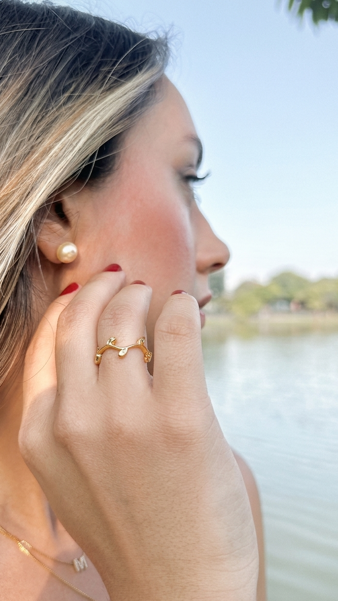 Anel Figueira semijoia banhado a ouro com design de folhas e zircônias transparentes – Liáh Joia Cristã