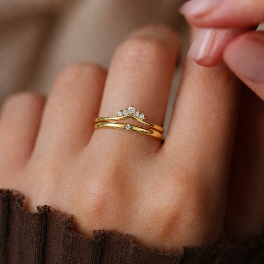 Anel filha eleita semijoia banhado a ouro com zircônias transparentes em formato coroa – Liáh Joia Cristã