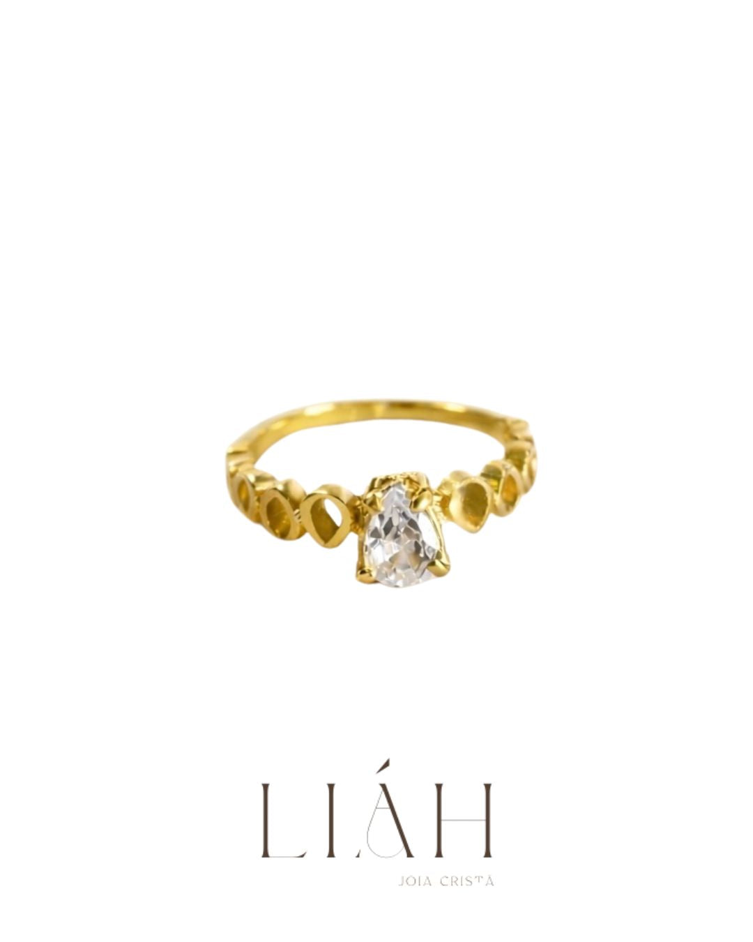 Anel Pedra Solitário semijoia banhado a ouro com pedra gota cristal e aro decorado – Liáh Joia Cristã
