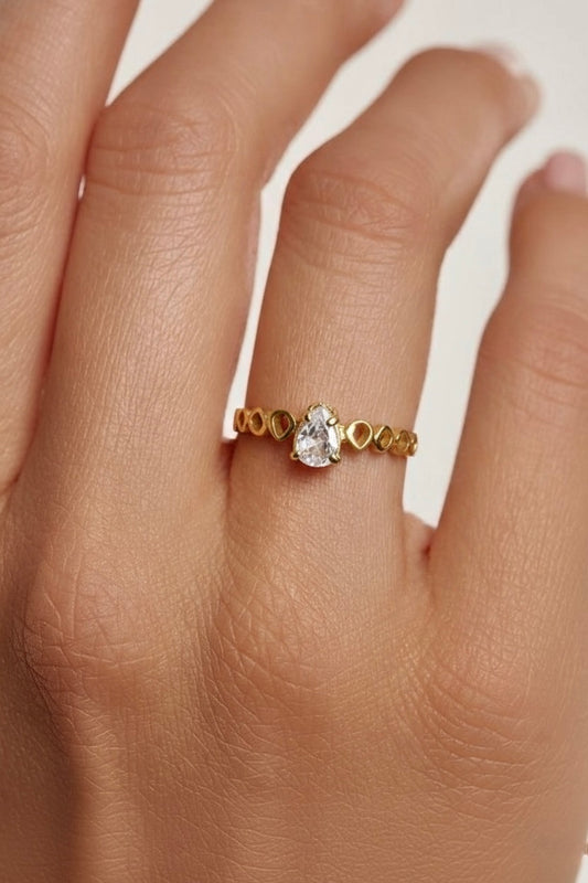 Anel Pedra Solitário semijoia banhado a ouro com pedra gota cristal e aro decorado – Liáh Joia Cristã
