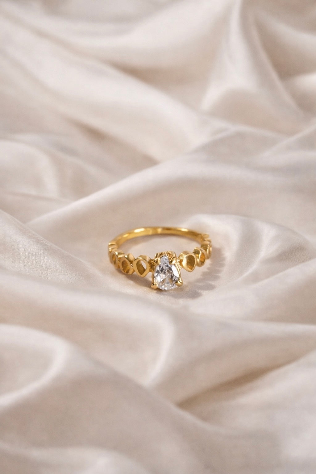 Anel Pedra Solitário semijoia banhado a ouro com pedra gota cristal e aro decorado – Liáh Joia Cristã
