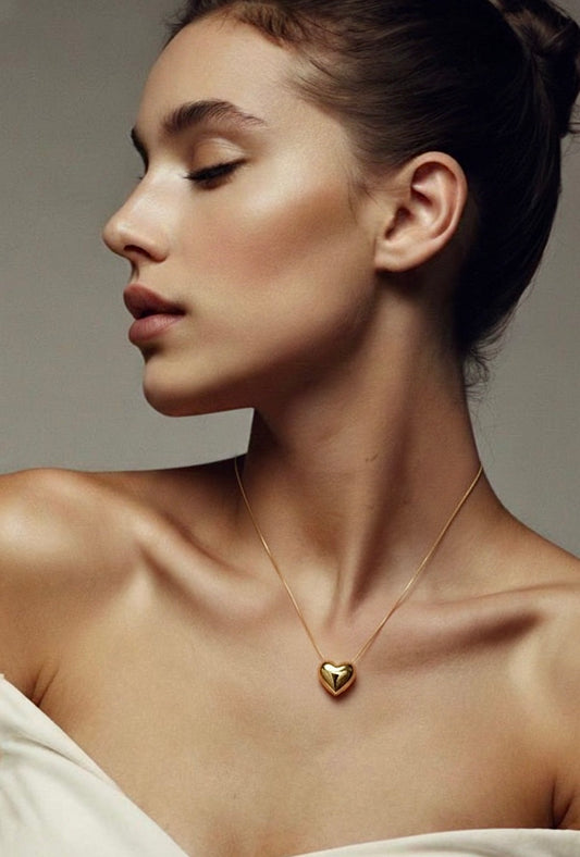 Colar Coração Confiante semijoia banhado a ouro com pingente coração tridimensional e corrente fina – Liáh Joia Cristã
