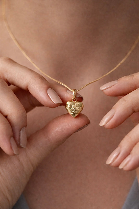 Colar Coração Guardado semijoia banhado a ouro com pingente coração e anjo gravado em relevo – Liáh Joia Cristã
