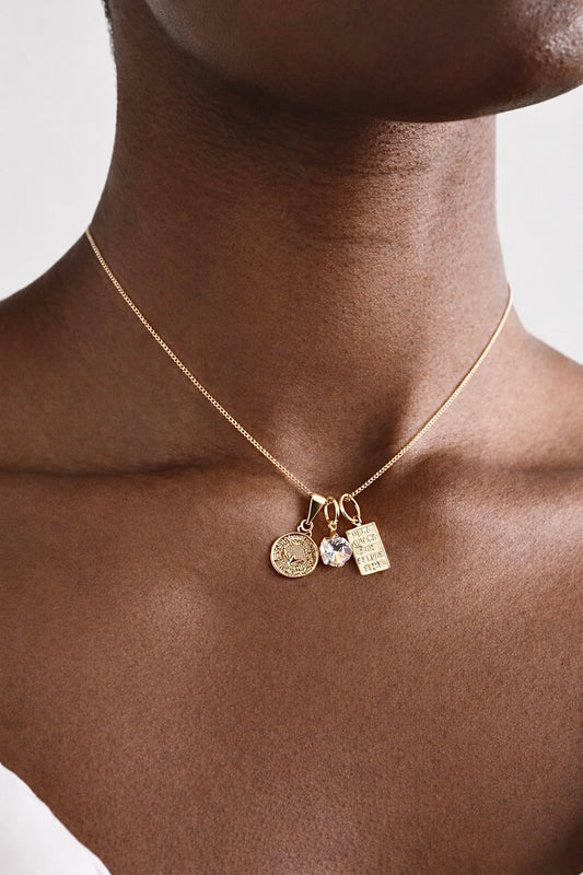 Colar Filha Protegida semijoia banhado a ouro com medalha gravada, cristal facetado e plaquinha – Liáh Joia Cristã
