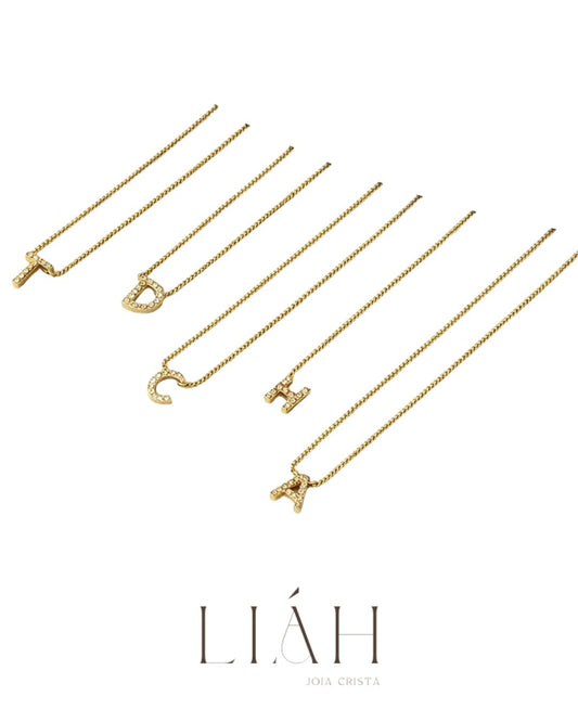 Colar Identidade Dourado semijoia banhado a ouro com pingente letra inicial cravejada de zircônias – Liáh Joia Cristã
