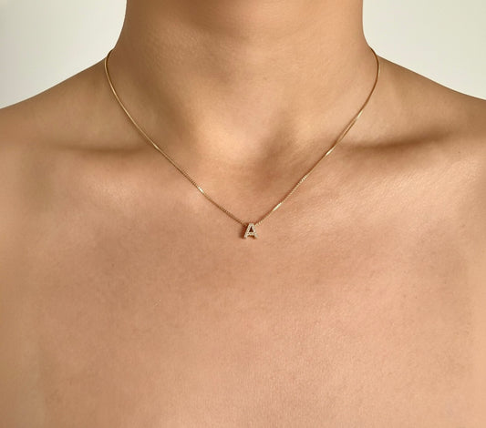 Colar Identidade Dourado semijoia banhado a ouro com pingente letra inicial cravejada de zircônias – Liáh Joia Cristã
