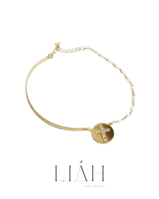 Pulseira Blessed – semijoia feminina banhada a ouro com pérolas e pingente dourado – Liah Joia Cristã