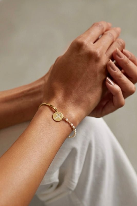 Pulseira Blessed – semijoia feminina banhada a ouro com pérolas e pingente dourado – Liah Joia Cristã