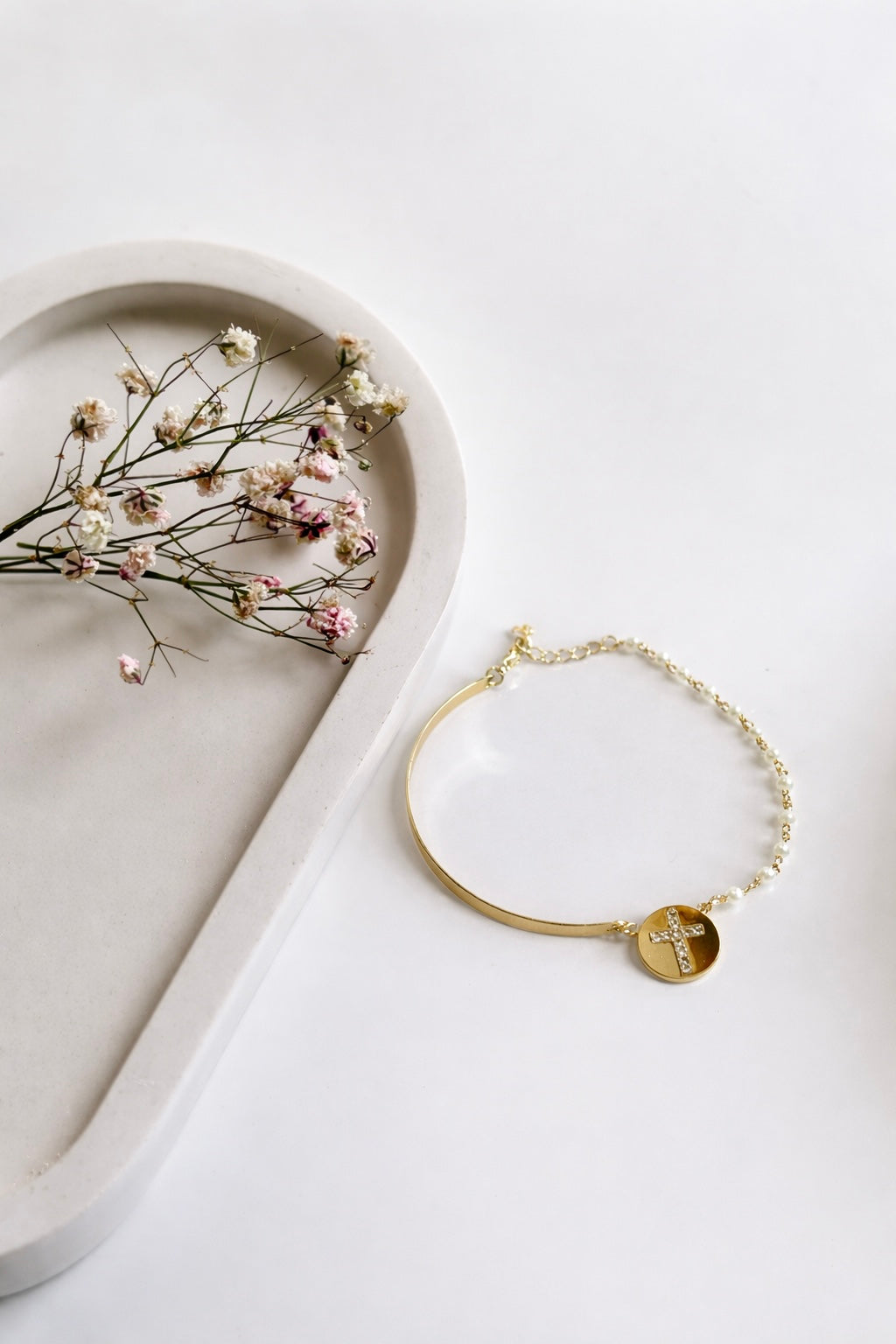 Pulseira Blessed – semijoia feminina banhada a ouro com pérolas e pingente dourado – Liah Joia Cristã