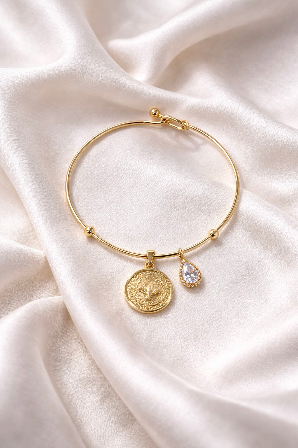 Pulseira Espírito Santo semijoia banhada a ouro com medalha pomba gravada e charm gota zircônia – Liáh Joia Cristã
