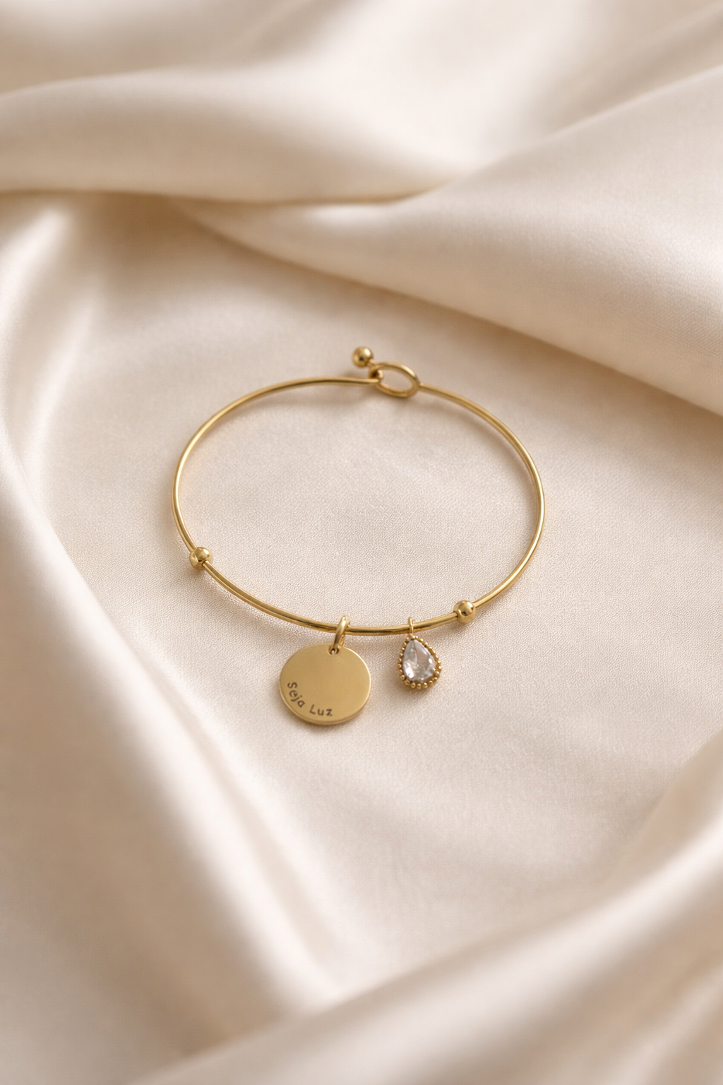 Pulseira feminina dourada com medalha gravada "Seja Luz" e pedra gota zircônia – semijoia banhada a ouro Liáh Joia Cristã
