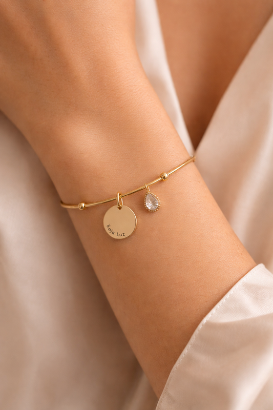 Pulseira feminina dourada com medalha gravada "Seja Luz" e pedra gota zircônia – semijoia banhada a ouro Liáh Joia Cristã