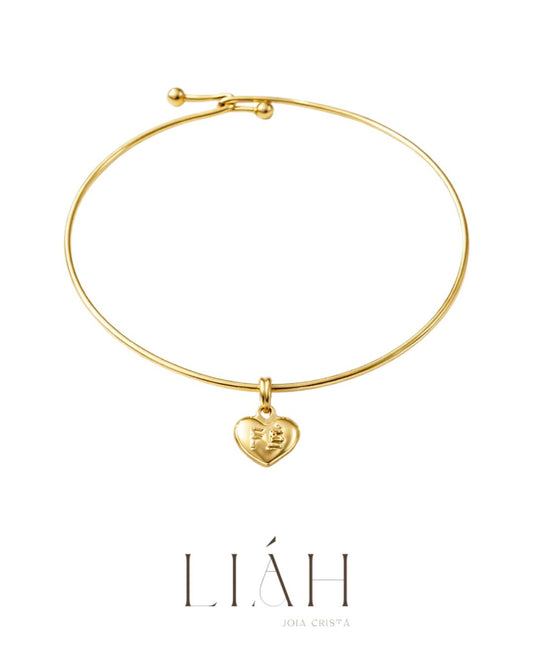 Pulseira Fé semijoia banhada a ouro com pingente coração gravado e aro delicado – Liáh Joia Cristã
