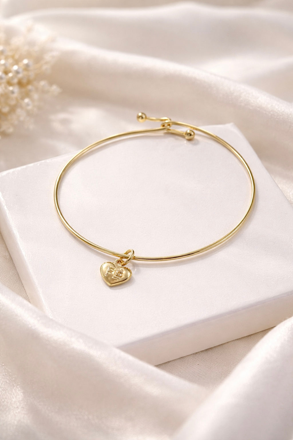 Pulseira Fé semijoia banhada a ouro com pingente coração gravado e aro delicado – Liáh Joia Cristã
