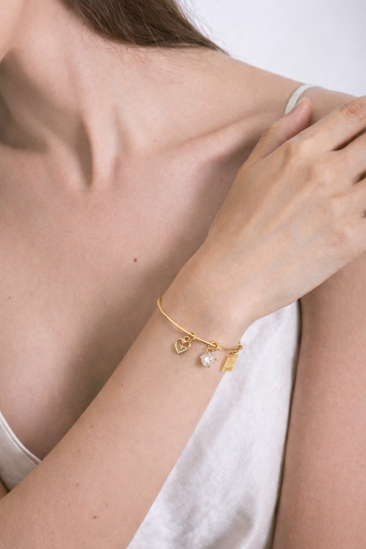 Pulseira Filha Protegida semijoia banhada a ouro com pingente coração, zircônia e plaquinha gravada – Liáh Joia Cristã
