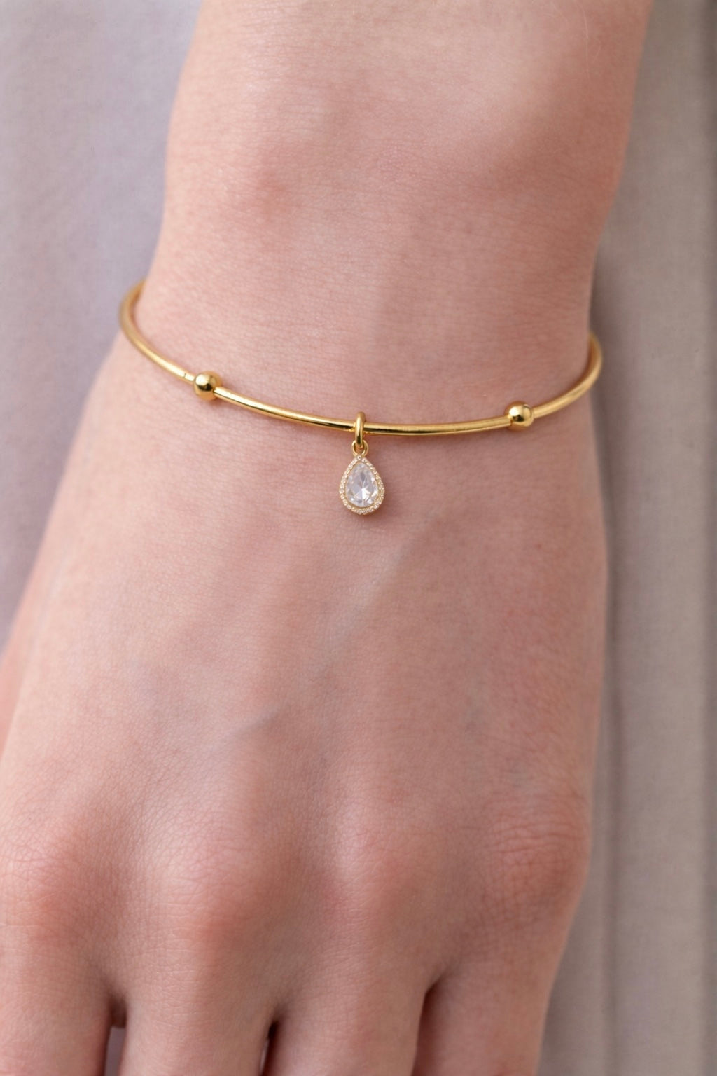 Pulseira Luz semijoia banhada a ouro com corrente delicada e acabamento dourado – Liáh Joia Cristã
