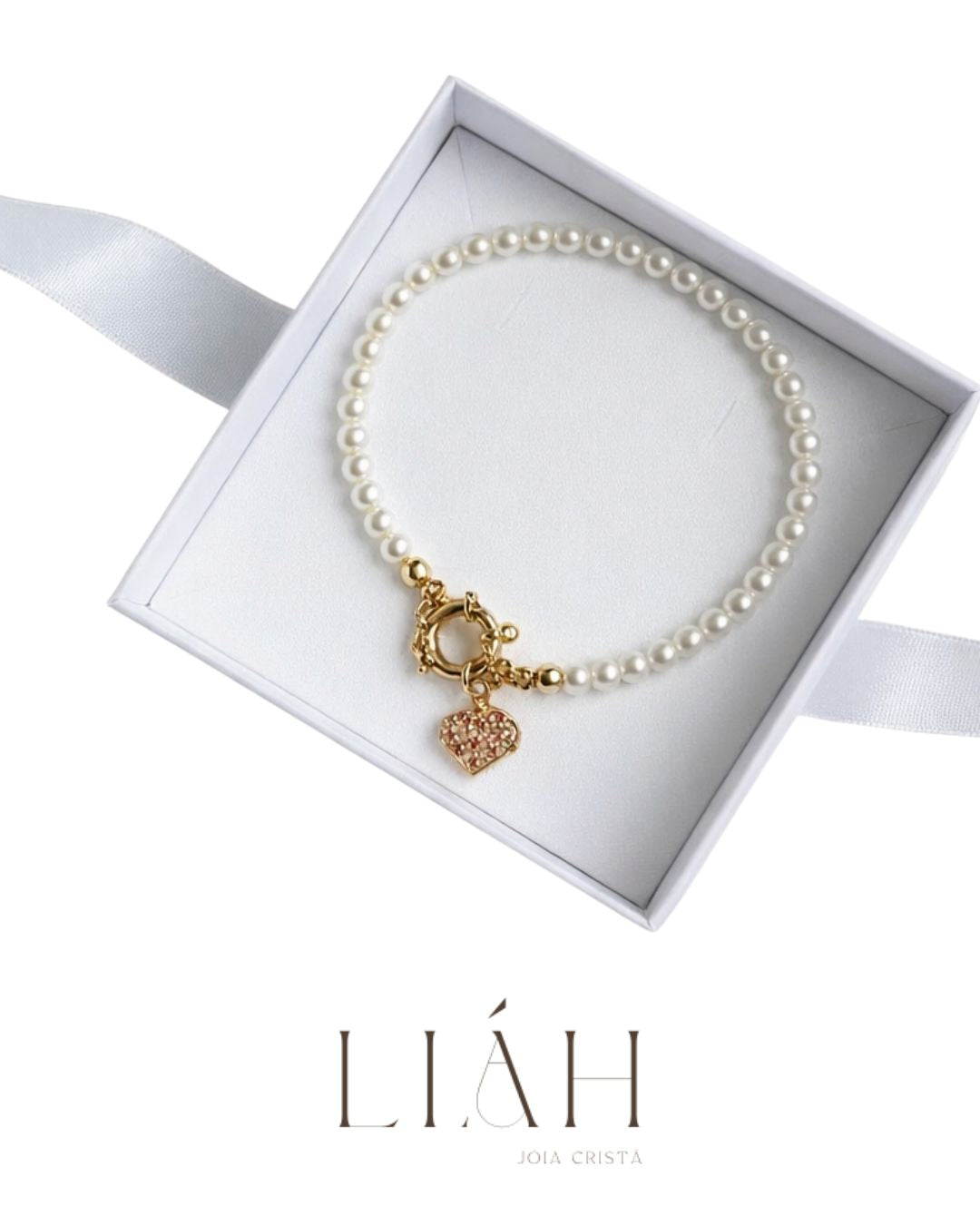Pulseira feminina de pérolas com fecho dourado e pingente coração com pedras rosas, semijoia banhada a ouro – Liah Joia Cristã