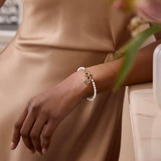 Pulseira feminina de pérolas com fecho dourado e pingente coração com pedras rosas, semijoia banhada a ouro – Liah Joia Cristã